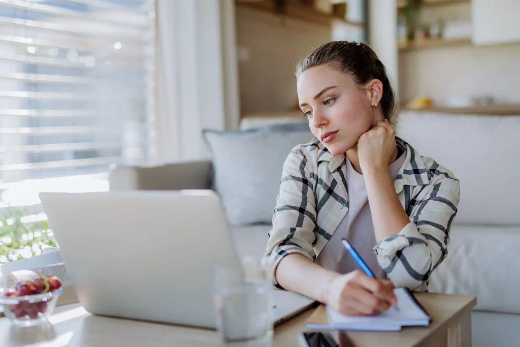 Young Woman Homeoffice Werkstudent