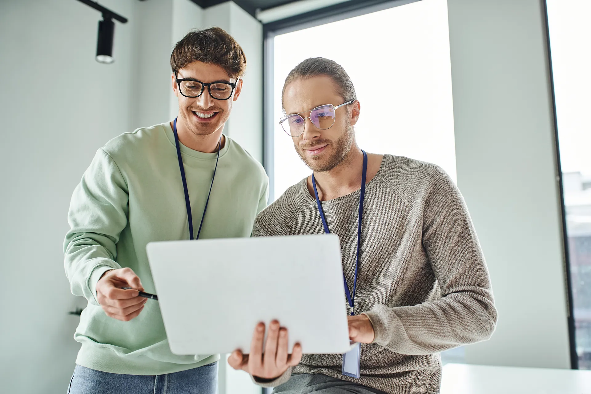 Spezifische Beiträge: Testbeitrag für das neue Magazintemplate Smiling Men Designer In Eyeglasses